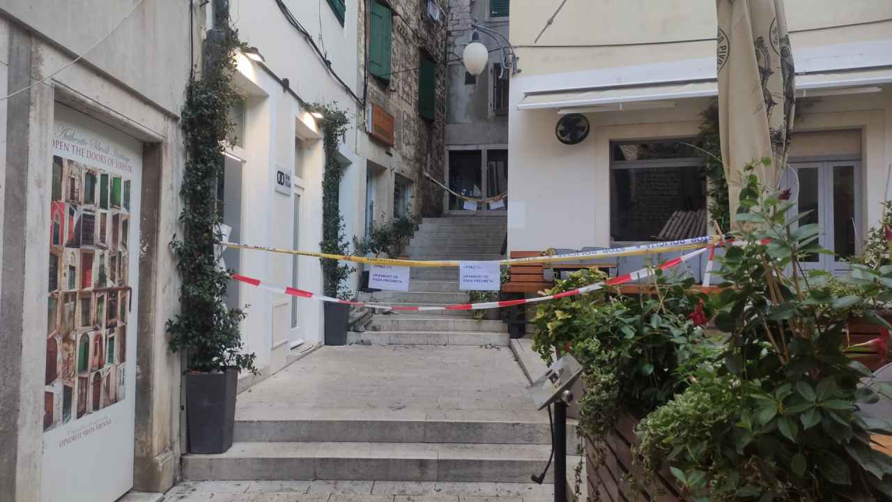 Nakon pada kamenja trgovci u centru Šibenika ostali blokirani: 'Nitko nam ništa nije rekao, možemo li danas uopće raditi?'