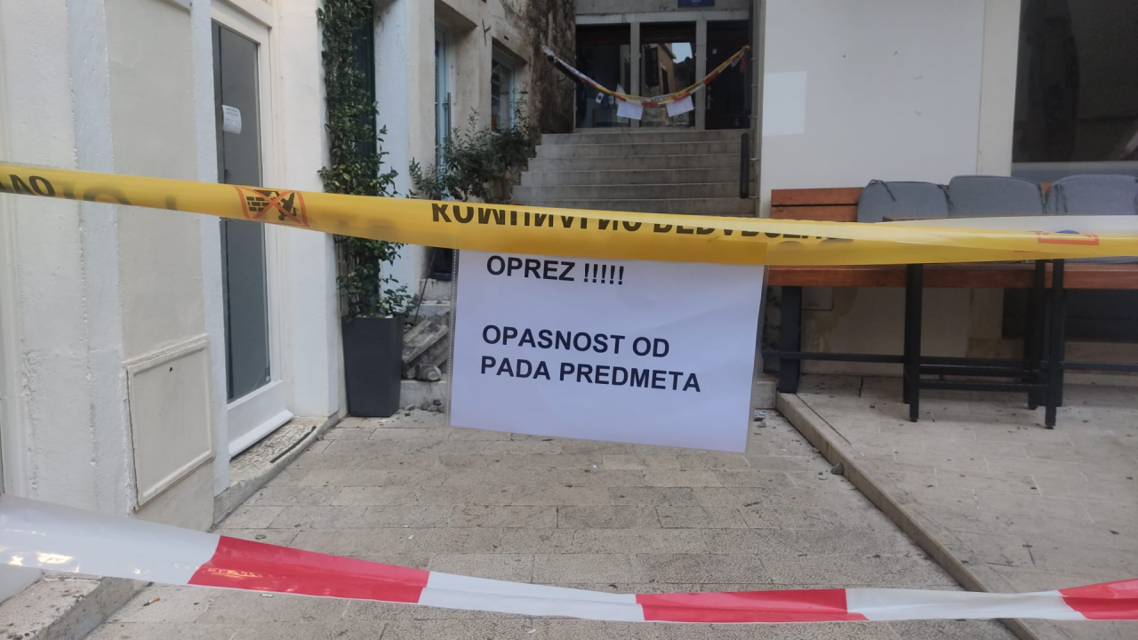 Nakon pada kamenja trgovci u centru Šibenika ostali blokirani: 'Nitko nam ništa nije rekao, možemo li danas uopće raditi?'