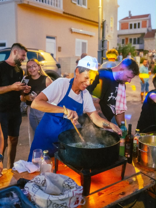 Miris brudeta širio se Tribunjem: Kuhalo se, guštalo i plesalo uz Luku Nižetića