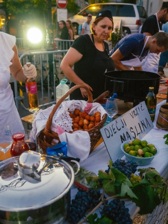 Miris brudeta širio se Tribunjem: Kuhalo se, guštalo i plesalo uz Luku Nižetića