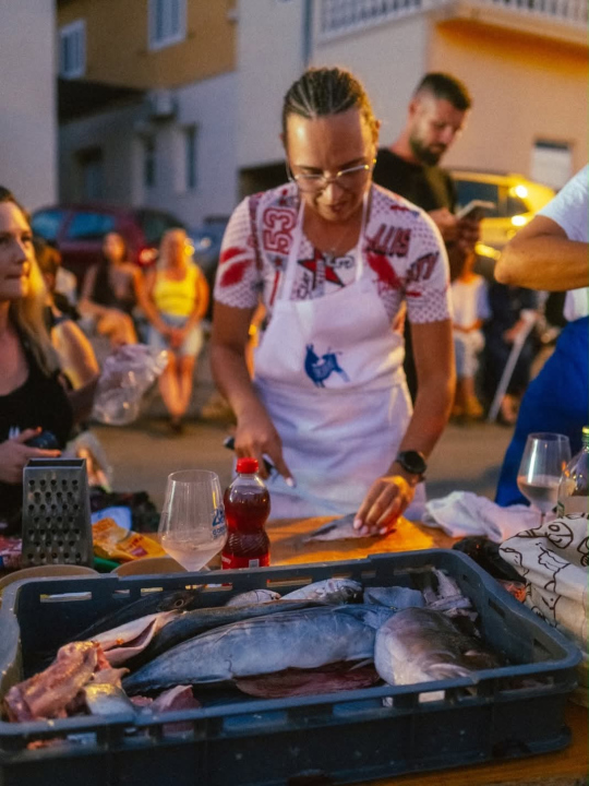 Miris brudeta širio se Tribunjem: Kuhalo se, guštalo i plesalo uz Luku Nižetića