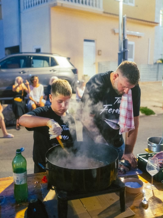 Miris brudeta širio se Tribunjem: Kuhalo se, guštalo i plesalo uz Luku Nižetića
