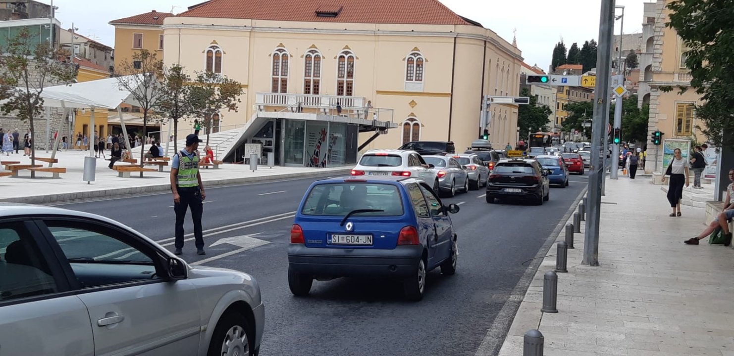 FOTO Palo par kapi kiše i Šibenik se začepio od automobila