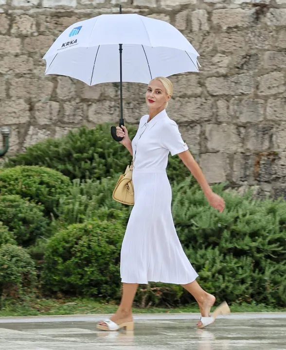 Bijela, bež i pokoji uzorak obilježili ovotjedna šibenska modna izdanja