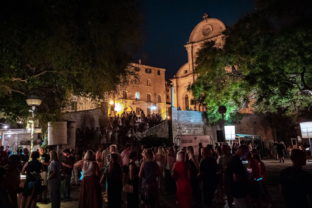 Šibenik se sinoć podsjetio kako se zabavlja: Tisuće plesale pod katedralom, ovoga gradu kronično nedostaje