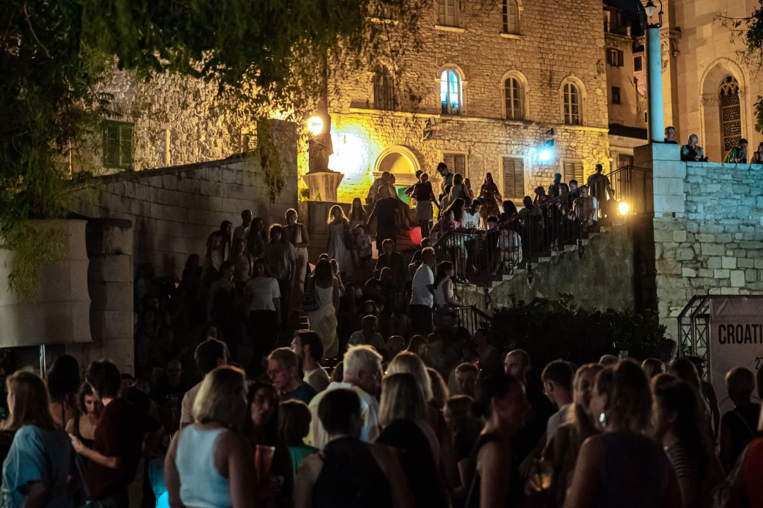 Šibenik se sinoć podsjetio kako se zabavlja: Tisuće plesale pod katedralom, ovoga gradu kronično nedostaje