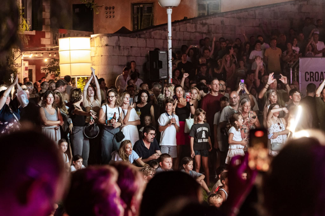 Šibenik se sinoć podsjetio kako se zabavlja: Tisuće plesale pod katedralom, ovoga gradu kronično nedostaje
