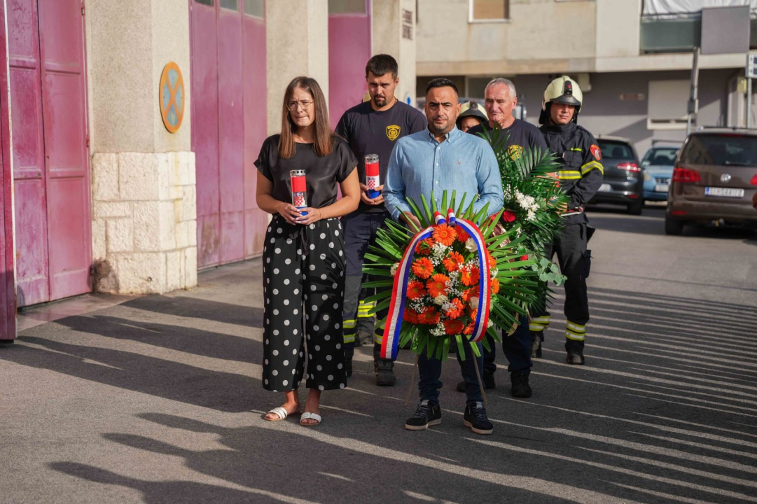 19. godina od tragedije na Kornatu: Položeni vijenci ispred Vatrogasnog doma u Šibeniku
