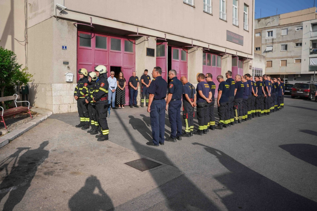 19. godina od tragedije na Kornatu: Položeni vijenci ispred Vatrogasnog doma u Šibeniku