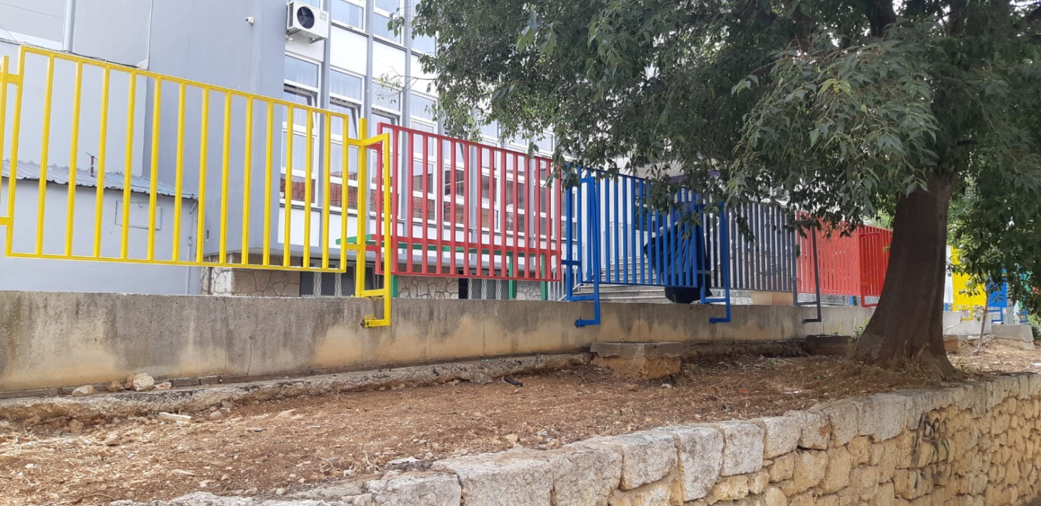 FOTO Počupani grmovi ružmarina kod OŠ Tin Ujević: 'Bili su neodržavani i truli, ispod njih smo našli šprice, boce…'