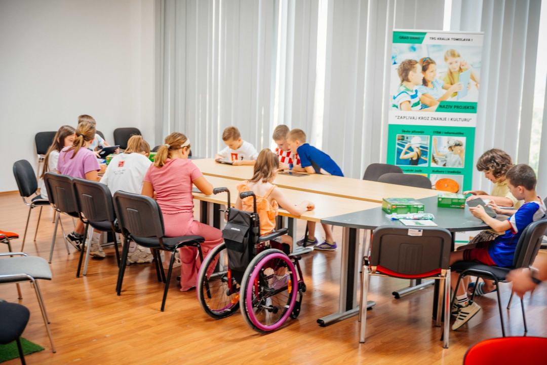 Drniški mališani usvojili sportske, STEM i jezične vještine u sklopu uspješno provedenog projekta 