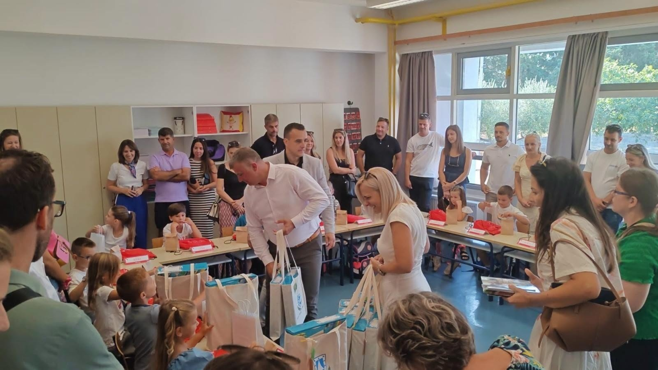 Velika generacija prvašića u Murteru sjela u školske klupe