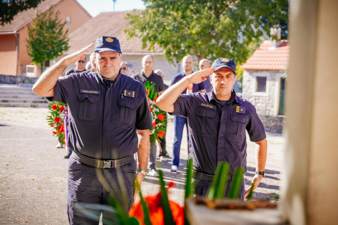 Polaganjem vijenaca obilježena 35. obljetnica stradanja branitelja i civila u Puljanima i Oklaju