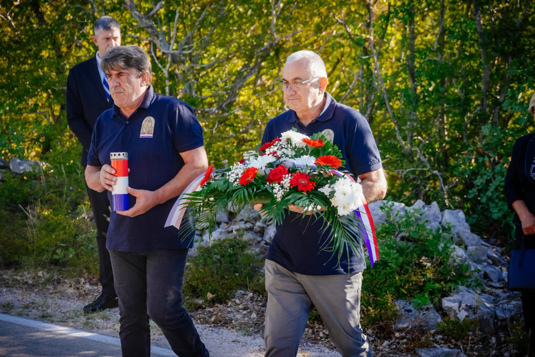 Polaganjem vijenaca obilježena 35. obljetnica stradanja branitelja i civila u Puljanima i Oklaju