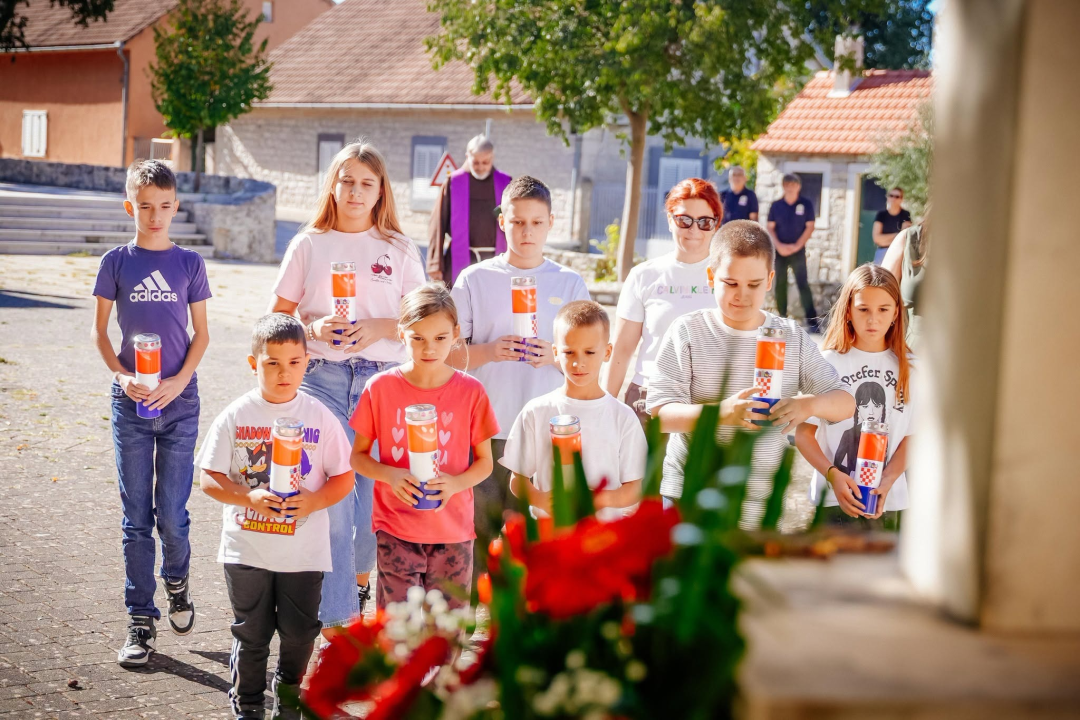 Polaganjem vijenaca obilježena 35. obljetnica stradanja branitelja i civila u Puljanima i Oklaju