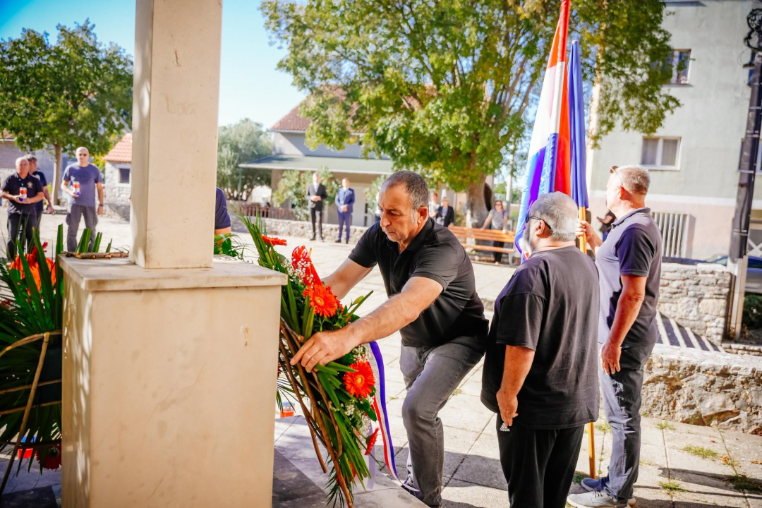 Polaganjem vijenaca obilježena 35. obljetnica stradanja branitelja i civila u Puljanima i Oklaju