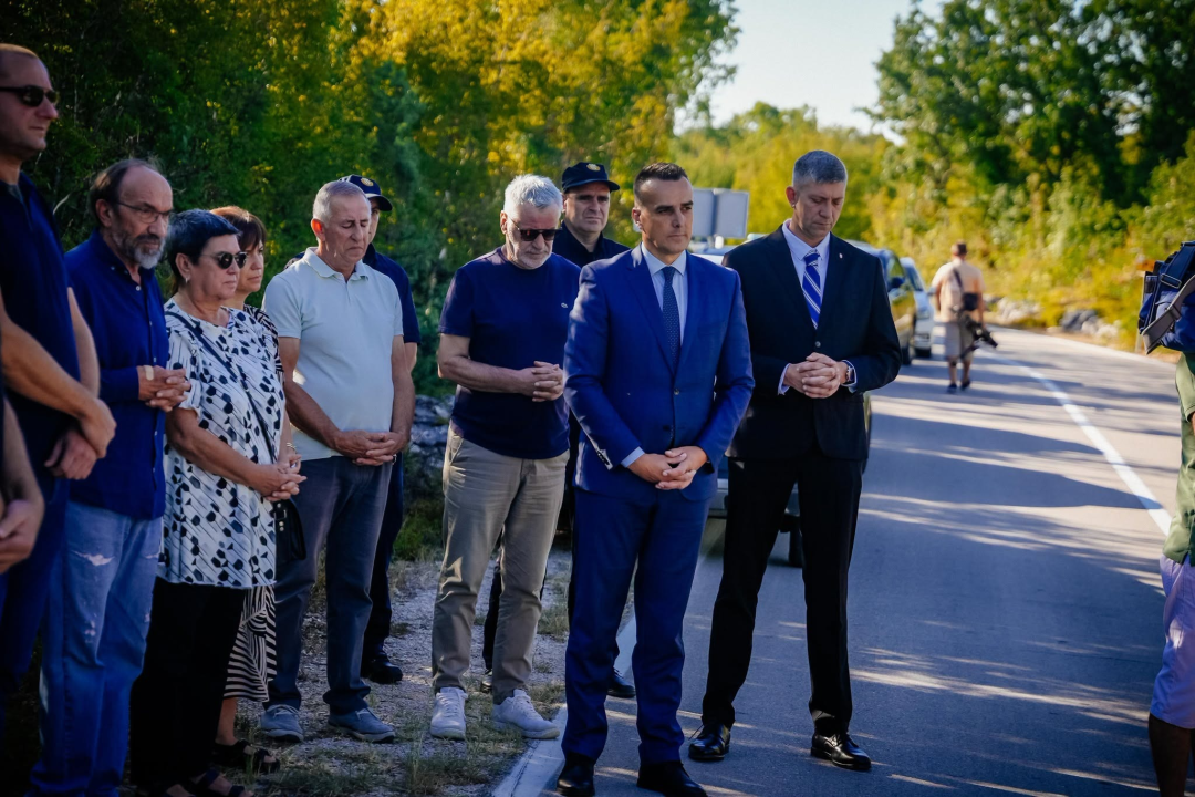 Polaganjem vijenaca obilježena 35. obljetnica stradanja branitelja i civila u Puljanima i Oklaju
