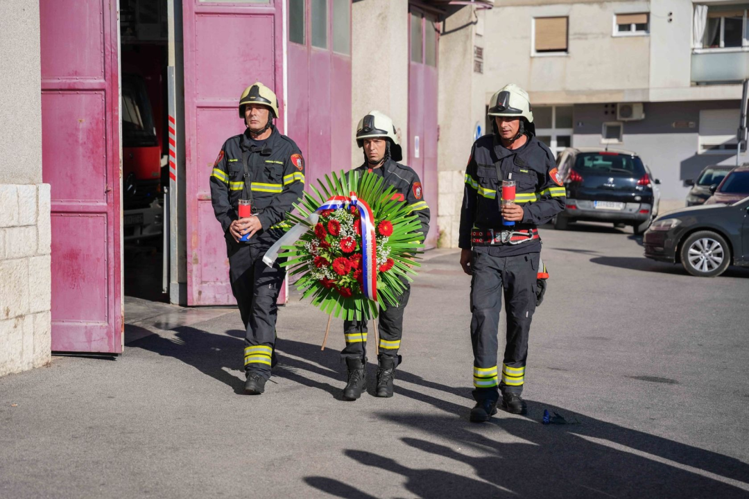 Polaganjem vijenaca odana počast četvorici vatrogasaca poginulih na Jamnjaku u Domovinskom ratu