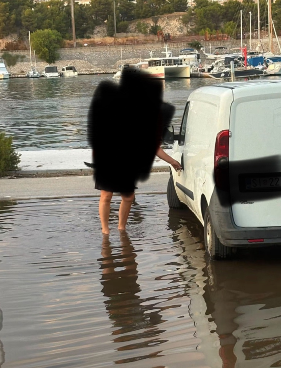 Šibenčani zatrpali gradske službe prijavama: Od rupa i otpada do kokoši, pasa i rasvjete koja mjesecima ne radi