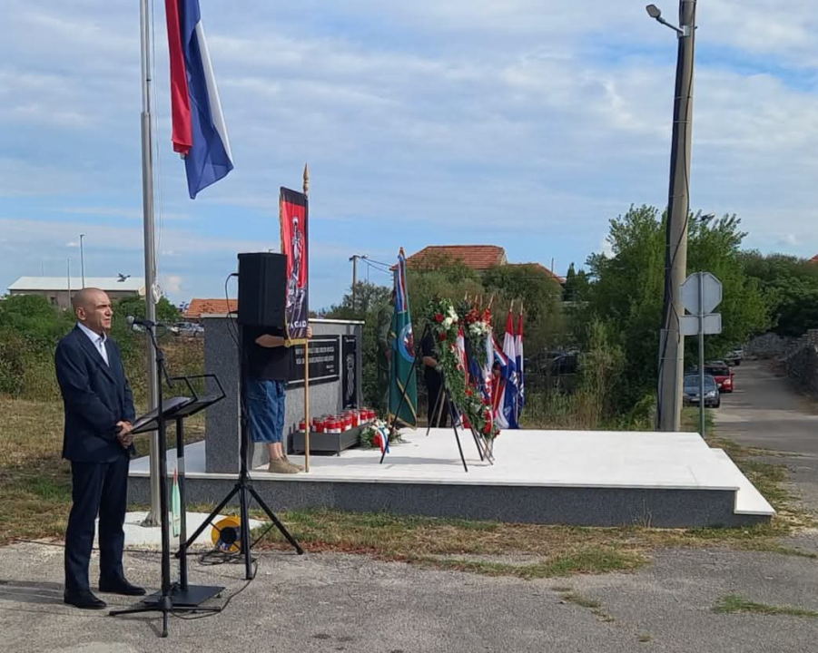 Položeni vijenci i zapaljene svijeće: U Konjevratima odana počast poginulim hrvatskim braniteljima