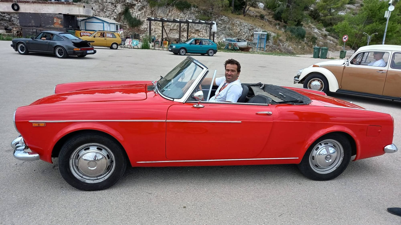 Oldtimeri, motori i Vespe preplavili Šibenik, sve začinio prelet Krila Oluje