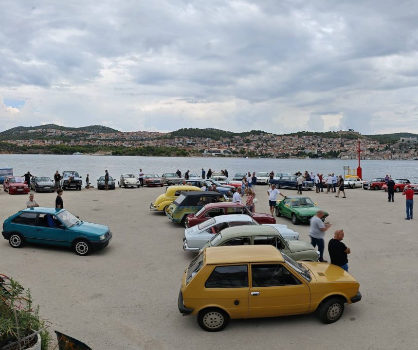 Oldtimeri, motori i Vespe preplavili Šibenik, sve začinio prelet Krila Oluje