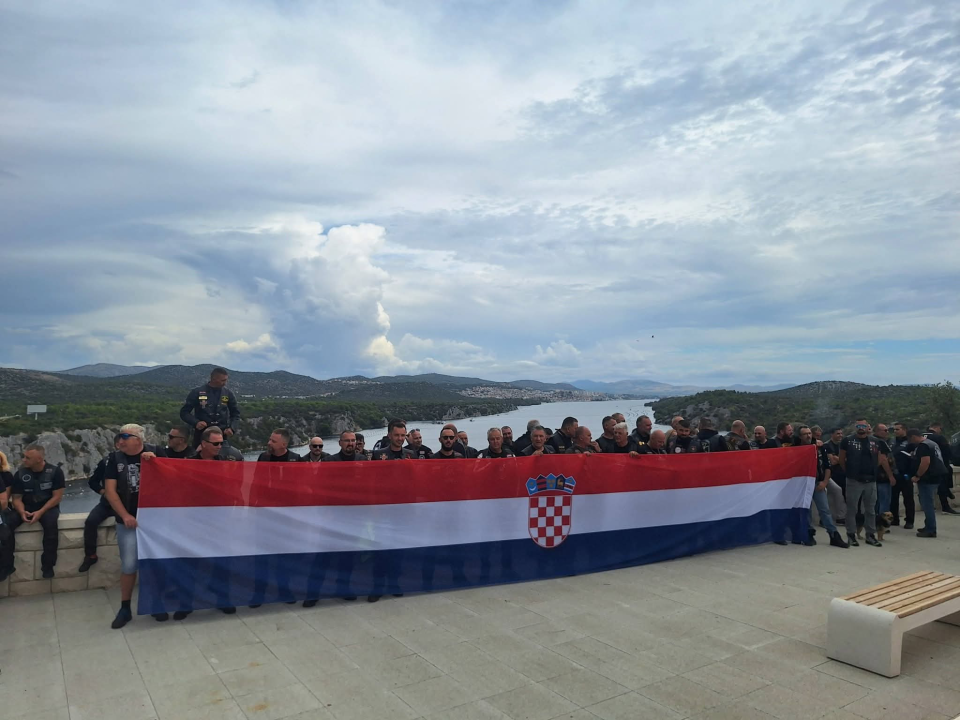 Oldtimeri, motori i Vespe preplavili Šibenik, sve začinio prelet Krila Oluje