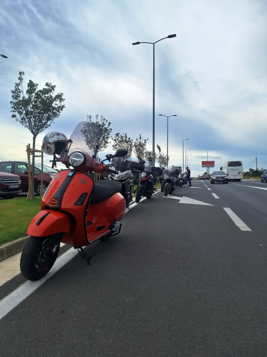 Oldtimeri, motori i Vespe preplavili Šibenik, sve začinio prelet Krila Oluje