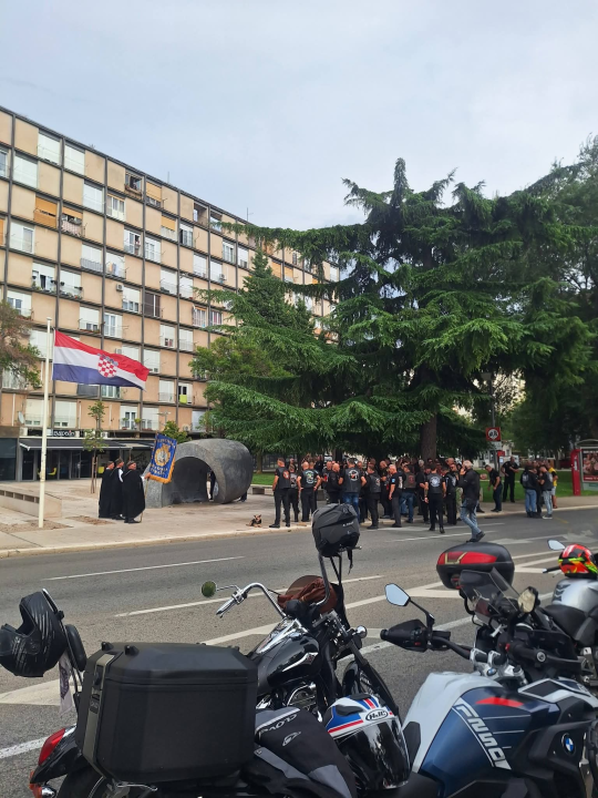 Oldtimeri, motori i Vespe preplavili Šibenik, sve začinio prelet Krila Oluje