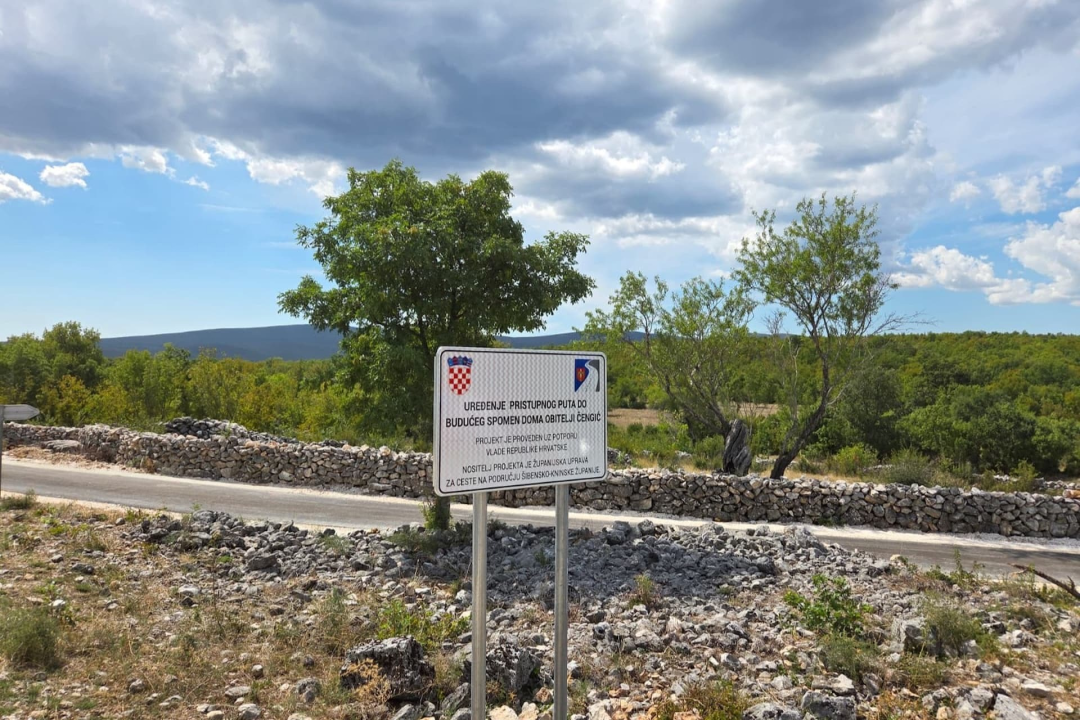 FOTO Mjesec dana nakon izgradnje počela pucati pristupna cesta do Spomen doma obitelji Čengić u Erveniku?