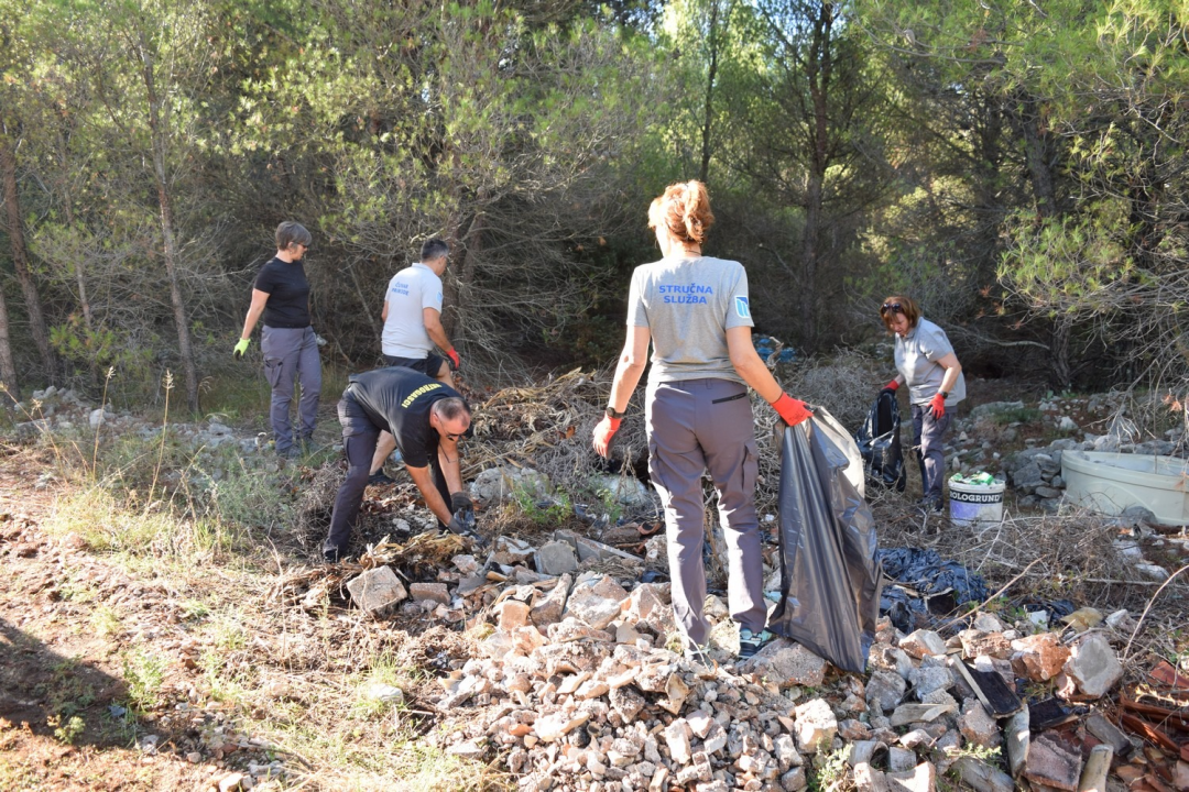 NP Krka i ove se godine pridružio Zelenoj čistki: Iz prirode u Lozovcu uklonjena dva kamiona otpada