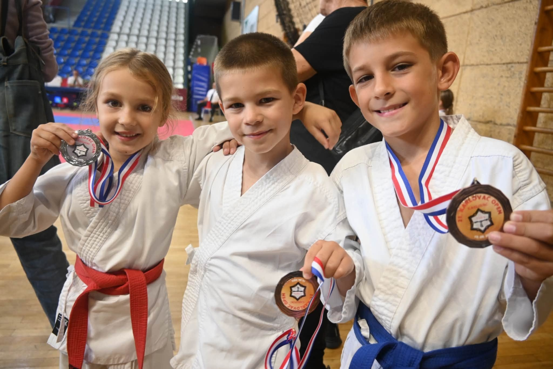 FOTO Karataši Okita u jednom vikendu na dva turnira do deset medalja u borbama i devet u katama