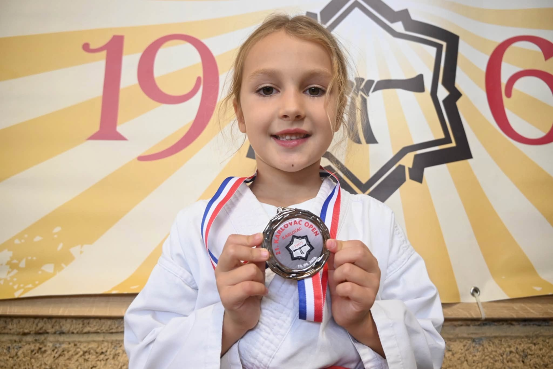 FOTO Karataši Okita u jednom vikendu na dva turnira do deset medalja u borbama i devet u katama