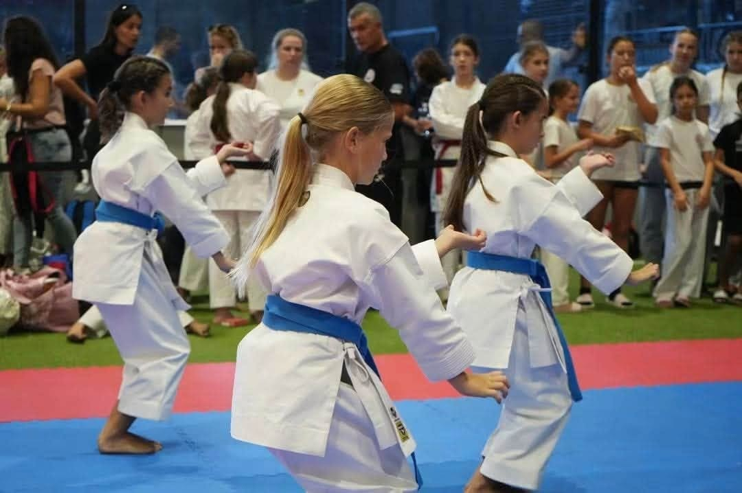 FOTO Karataši Okita u jednom vikendu na dva turnira do deset medalja u borbama i devet u katama