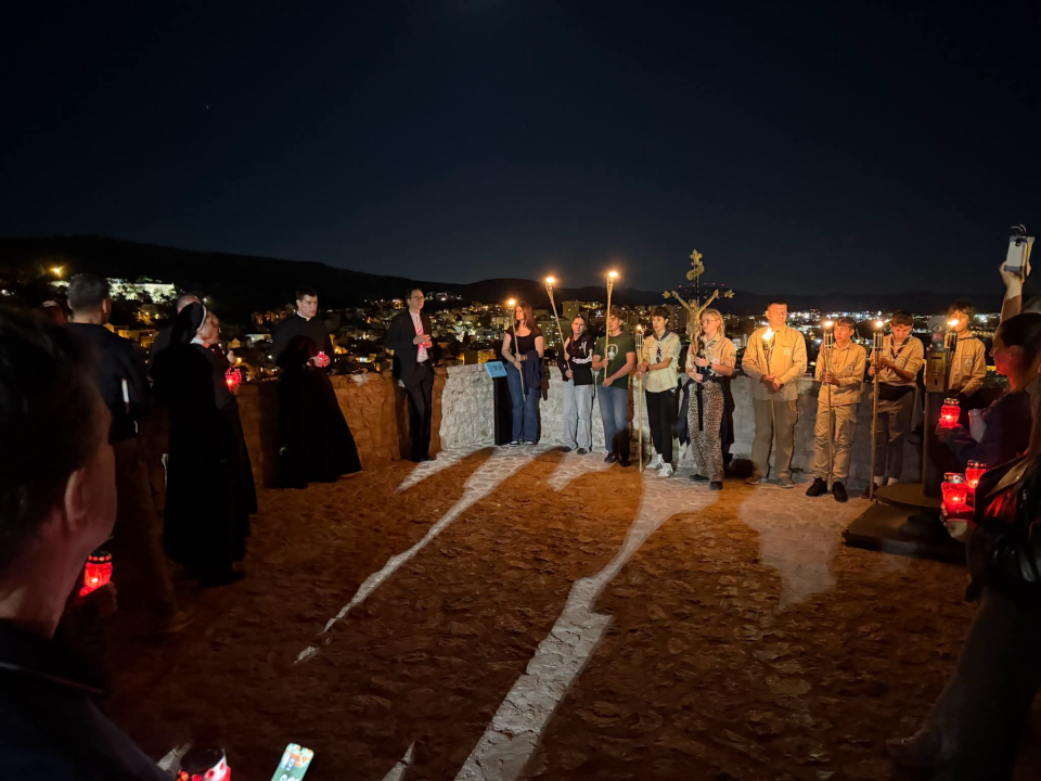 Šibenik uoči blagdana svog zaštitnika: Mladi se u procesiji popeli do tvrđave sv. Mihovila