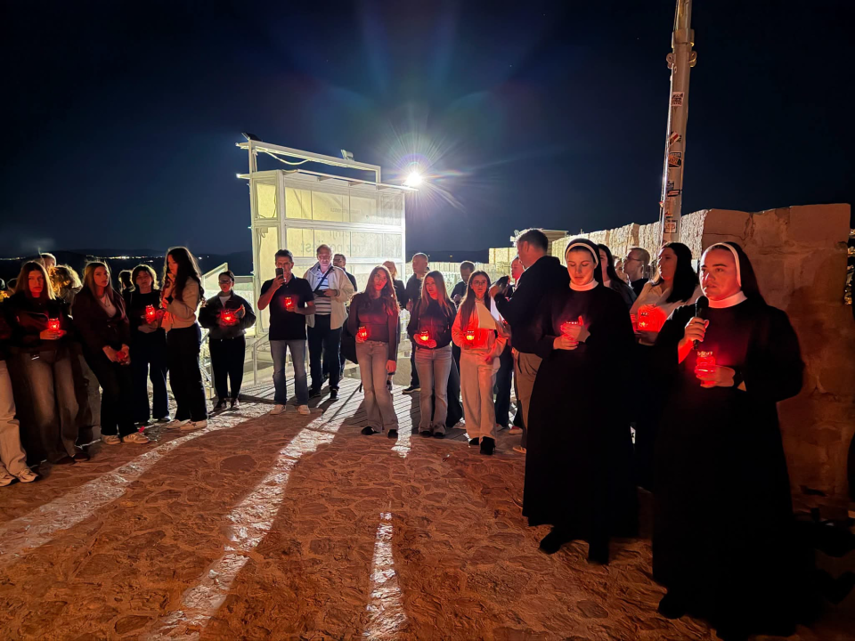 Šibenik uoči blagdana svog zaštitnika: Mladi se u procesiji popeli do tvrđave sv. Mihovila