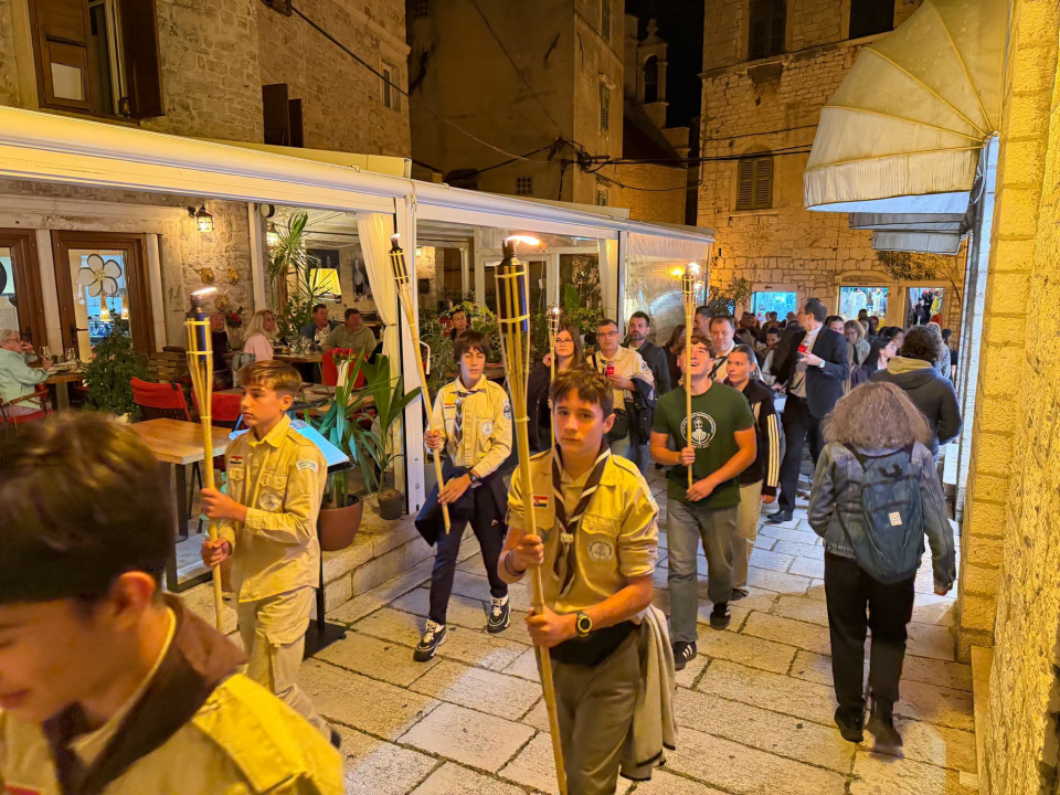Šibenik uoči blagdana svog zaštitnika: Mladi se u procesiji popeli do tvrđave sv. Mihovila