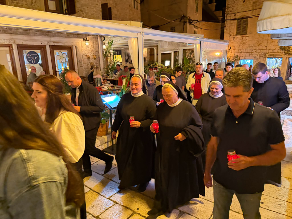 Šibenik uoči blagdana svog zaštitnika: Mladi se u procesiji popeli do tvrđave sv. Mihovila