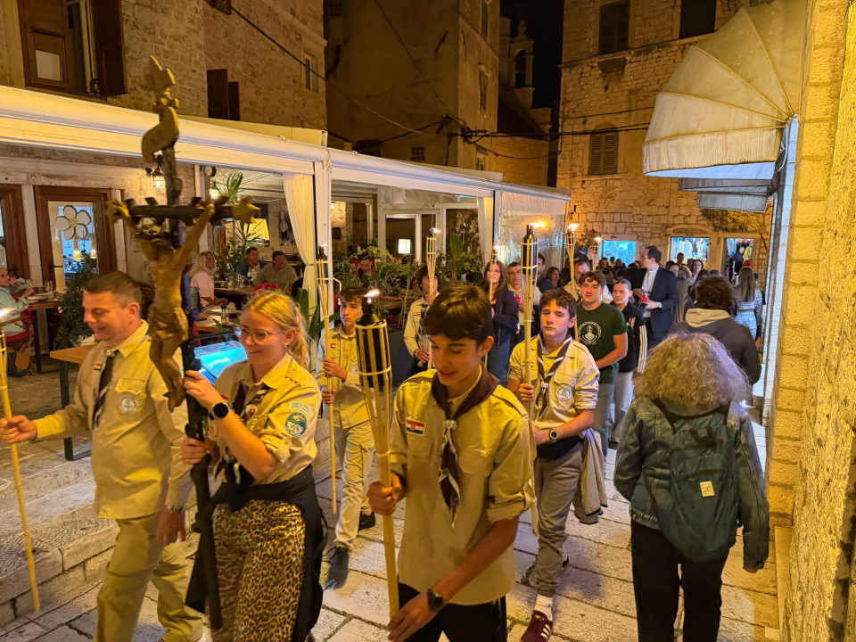 Šibenik uoči blagdana svog zaštitnika: Mladi se u procesiji popeli do tvrđave sv. Mihovila