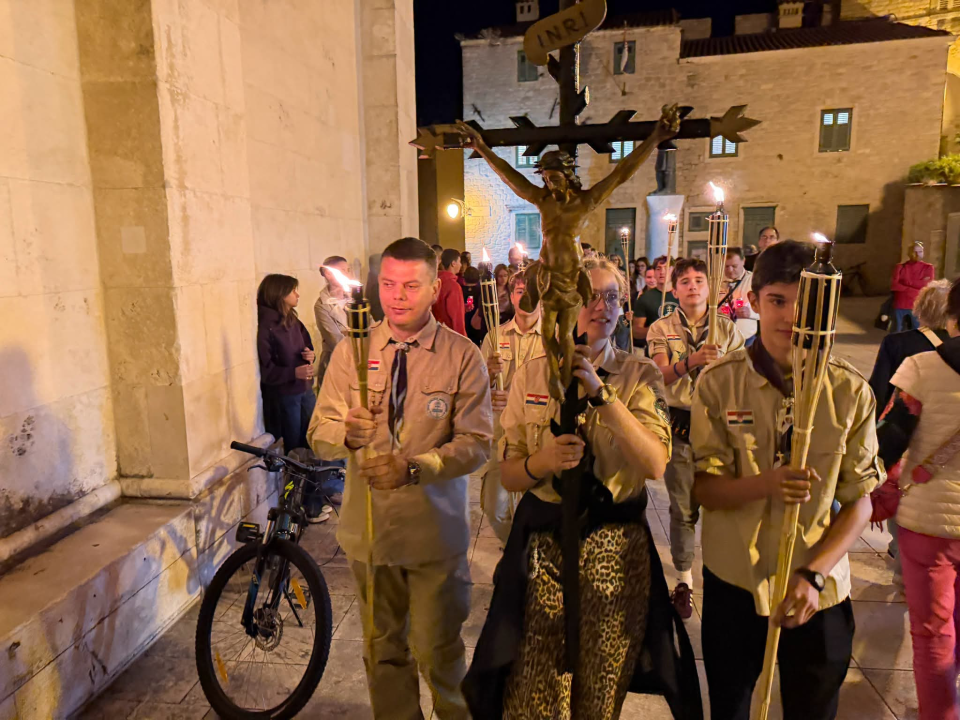 Šibenik uoči blagdana svog zaštitnika: Mladi se u procesiji popeli do tvrđave sv. Mihovila