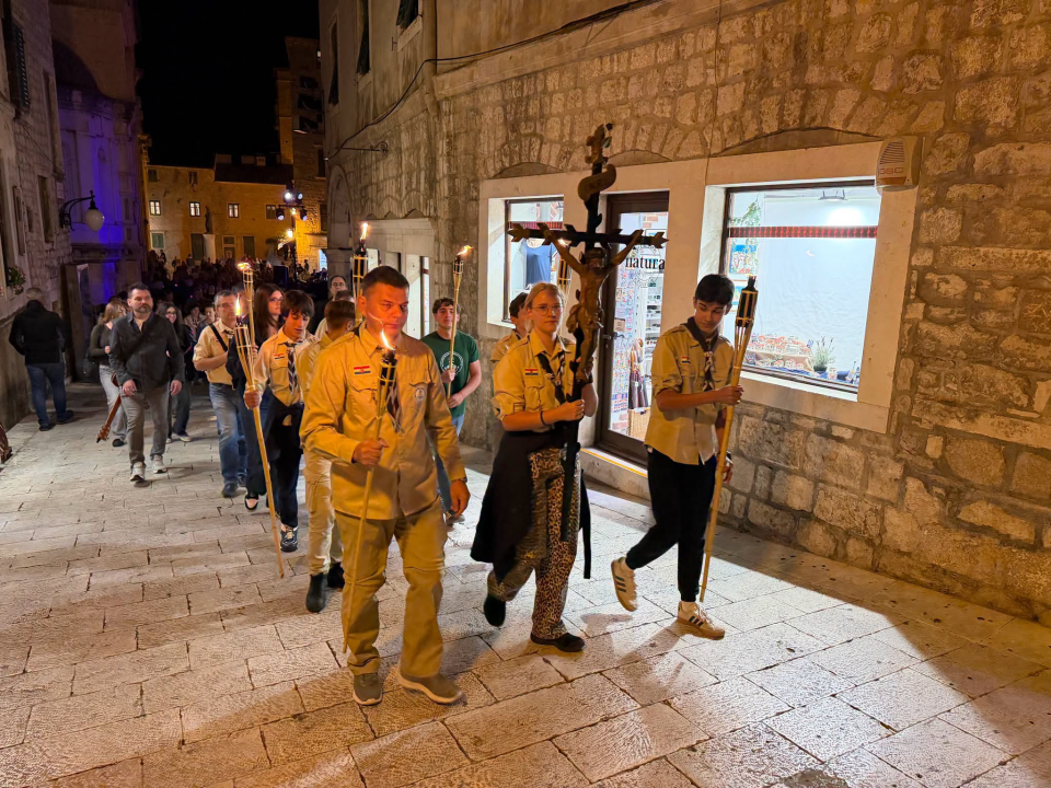 Šibenik uoči blagdana svog zaštitnika: Mladi se u procesiji popeli do tvrđave sv. Mihovila