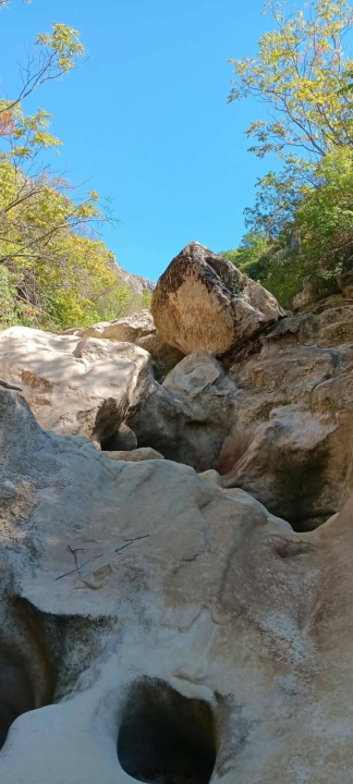 Drniški planinari savladali zahtjevan spust kanjonom Čikole