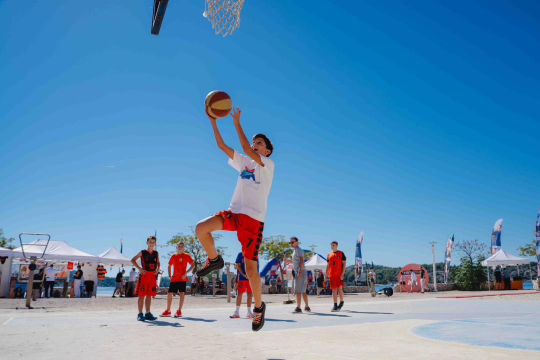 Plaža Banj postala veliko okupljalište: Europski tjedan sporta ujedinio šibenske klubove