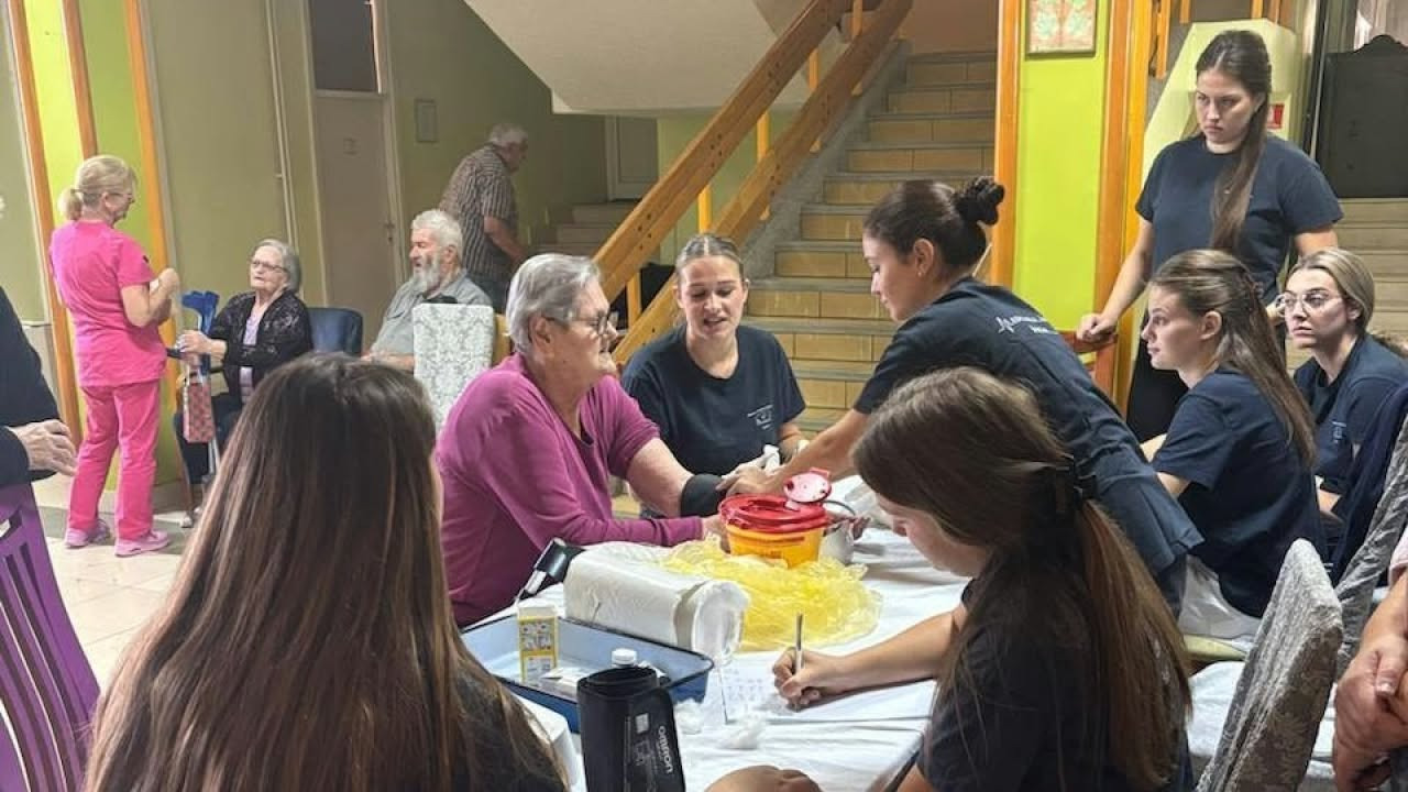 Pjesmom i druženjem u Cvjetnom domu obilježili Međunarodni dan starijih osoba