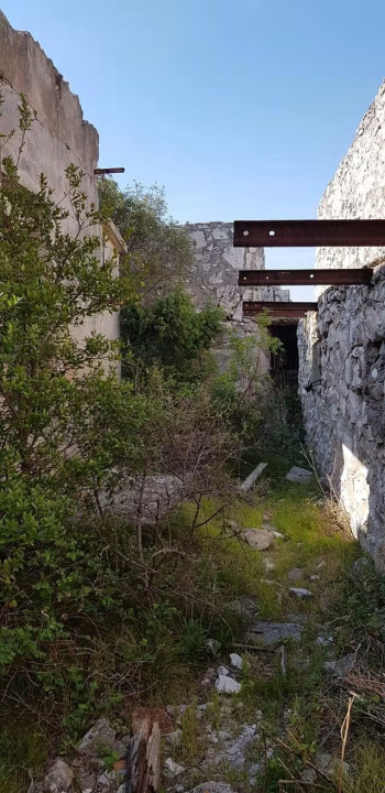 Skrivena utvrda kod Rogoznice: Za nju malo tko zna, a pruža jedan od najljepših pogleda na Jadran