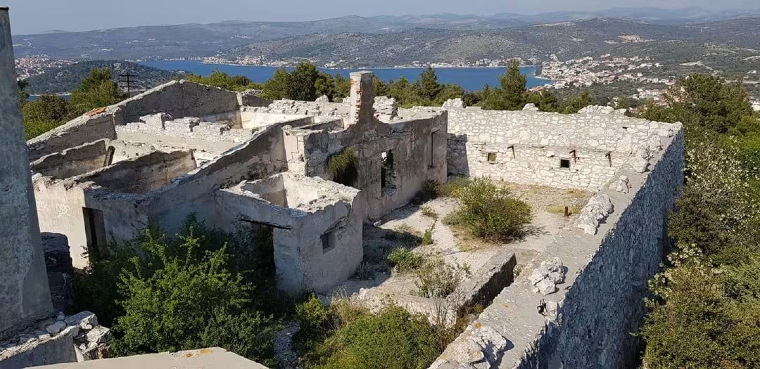 Skrivena utvrda kod Rogoznice: Za nju malo tko zna, a pruža jedan od najljepših pogleda na Jadran