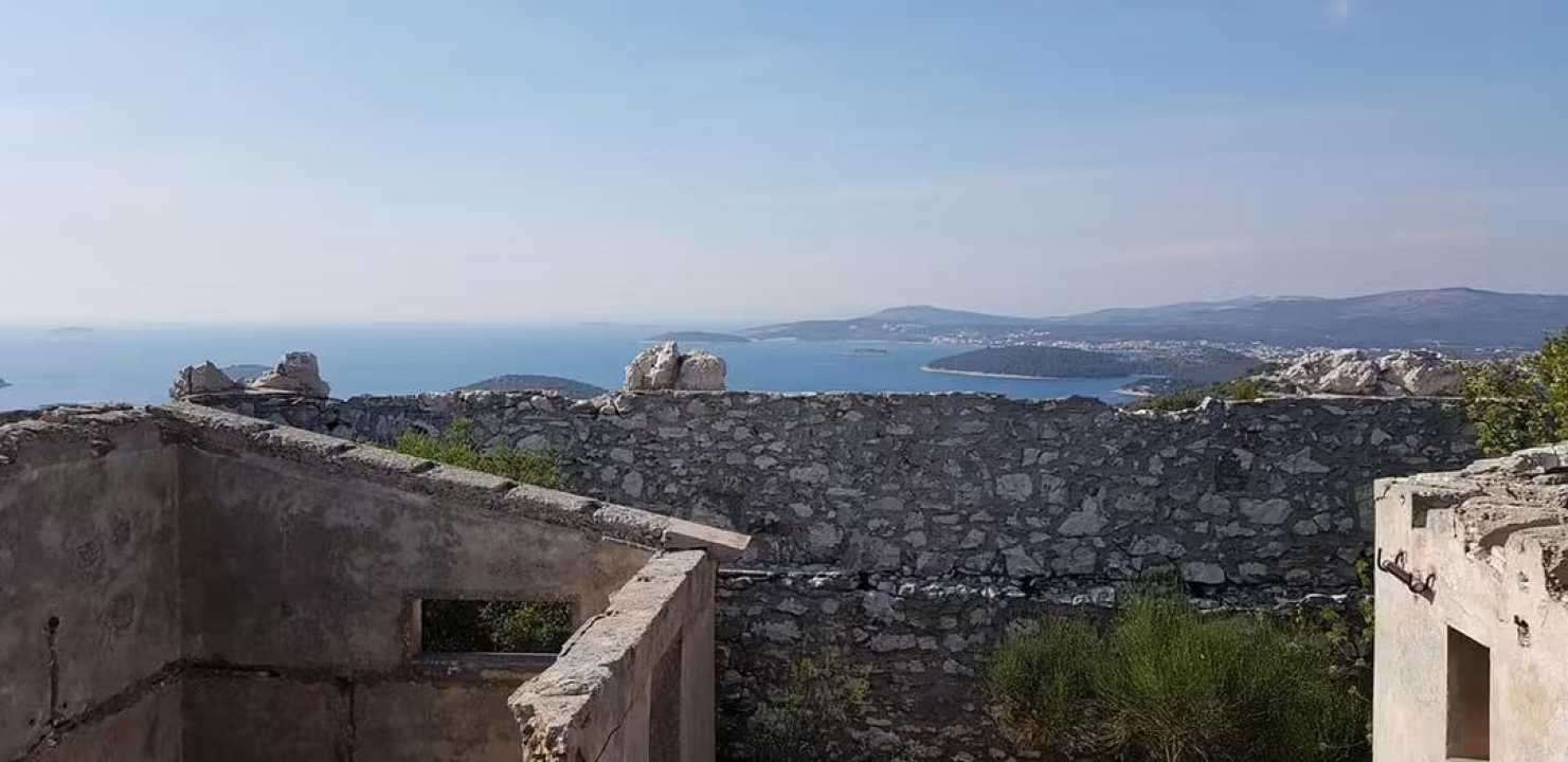 Skrivena utvrda kod Rogoznice: Za nju malo tko zna, a pruža jedan od najljepših pogleda na Jadran