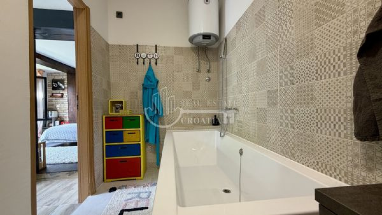 Pet minuta od šibenske rive prodaje se zanimljiva nekretnina: Tri stana, dvorište i tri parkirna mjesta