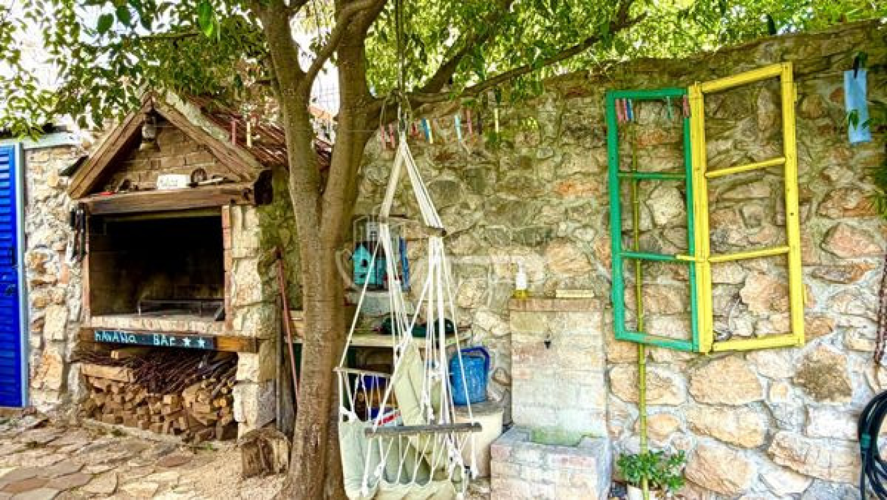 Pet minuta od šibenske rive prodaje se zanimljiva nekretnina: Tri stana, dvorište i tri parkirna mjesta