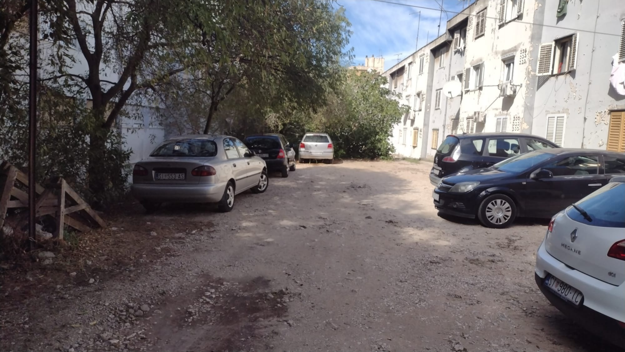 FOTO Iz Grada poručuju da neće biti sječe stabala prilikom uređenja parkirališta iza 'Kožare'. A hoće li biti naplate parkiranja?